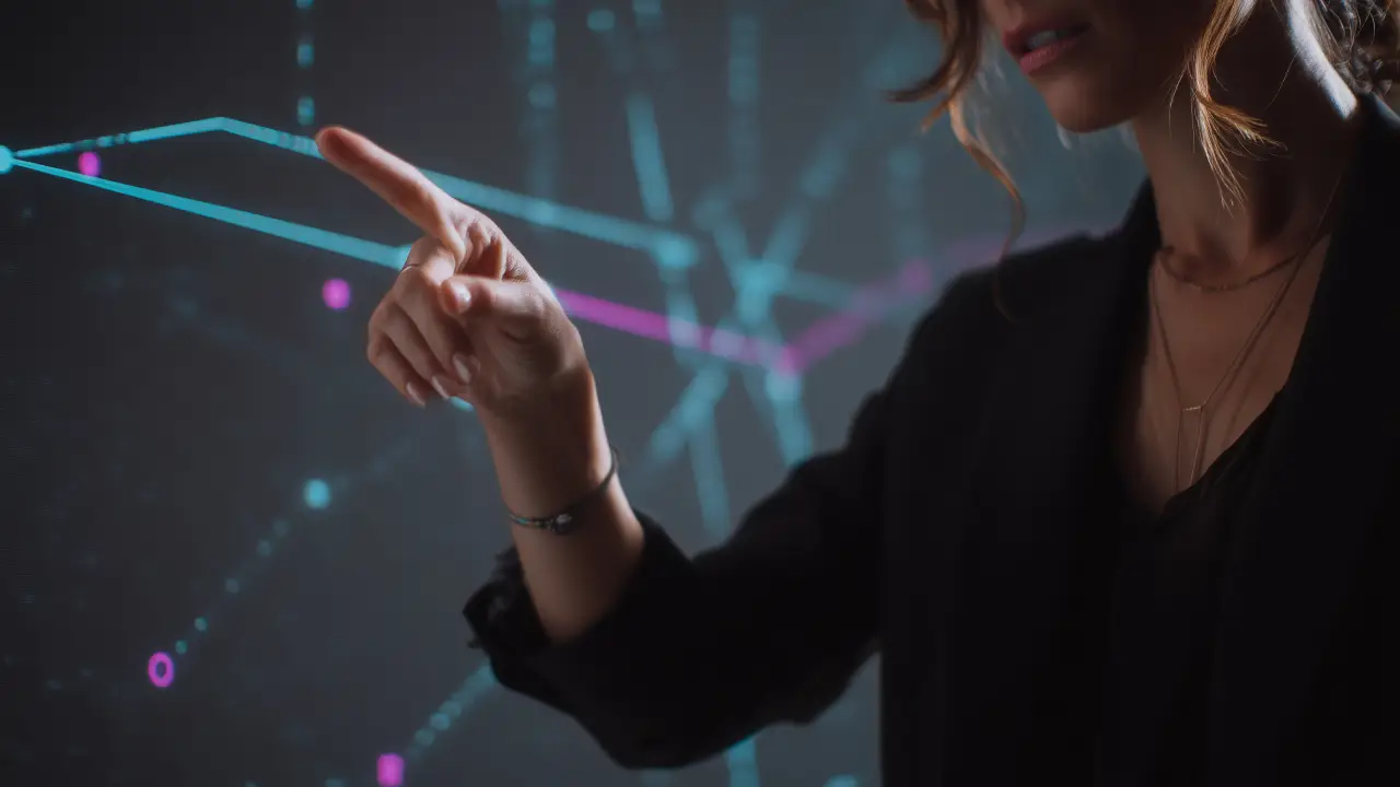 Chica señalando tecnología